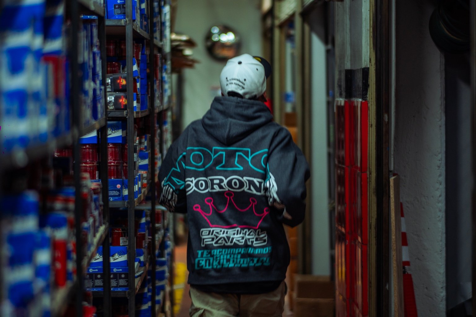 Equipo Motos Corona en la bodega