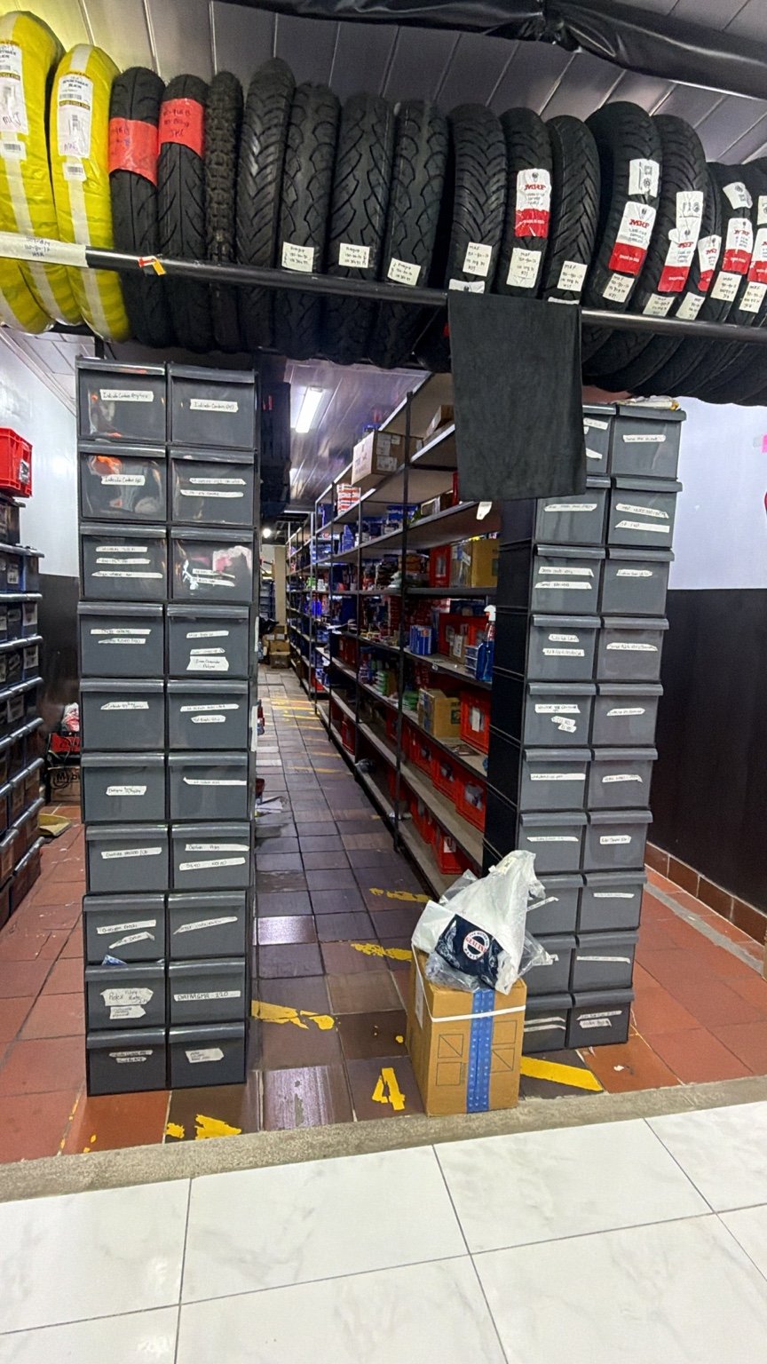 Llantas y repuestos en el almacén