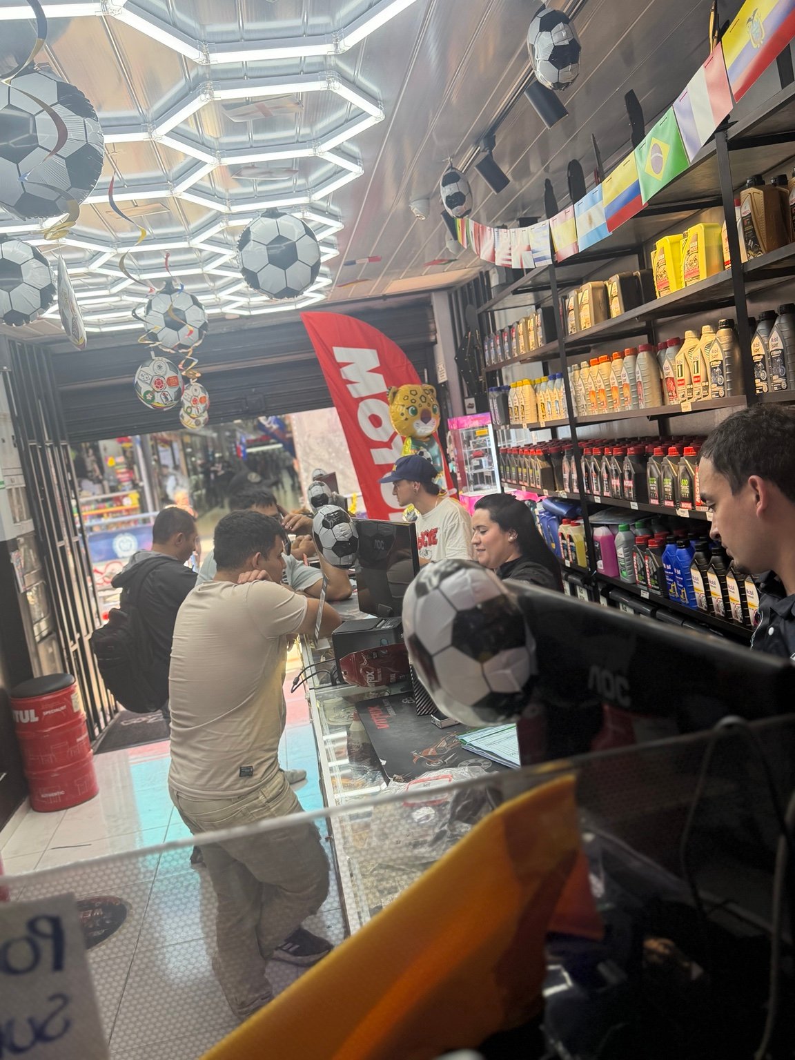 Atención en la tienda Motos Corona